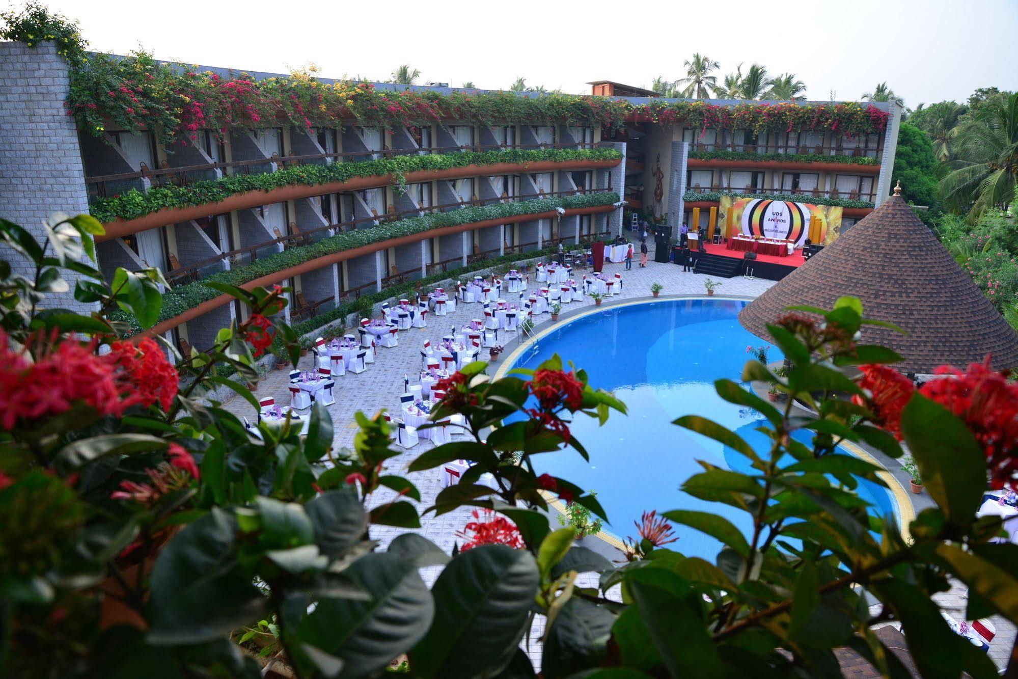 Uday Suites - The Airport Hotel Thiruvananthapuram Exterior foto